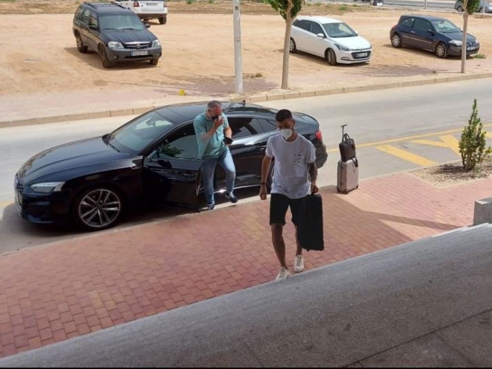 Ratón, en primer plano, y Miguel Torrecilla, saliendo del coche, a su llegada a San Pedro del Pinatar a las 12.45 de este sábado.