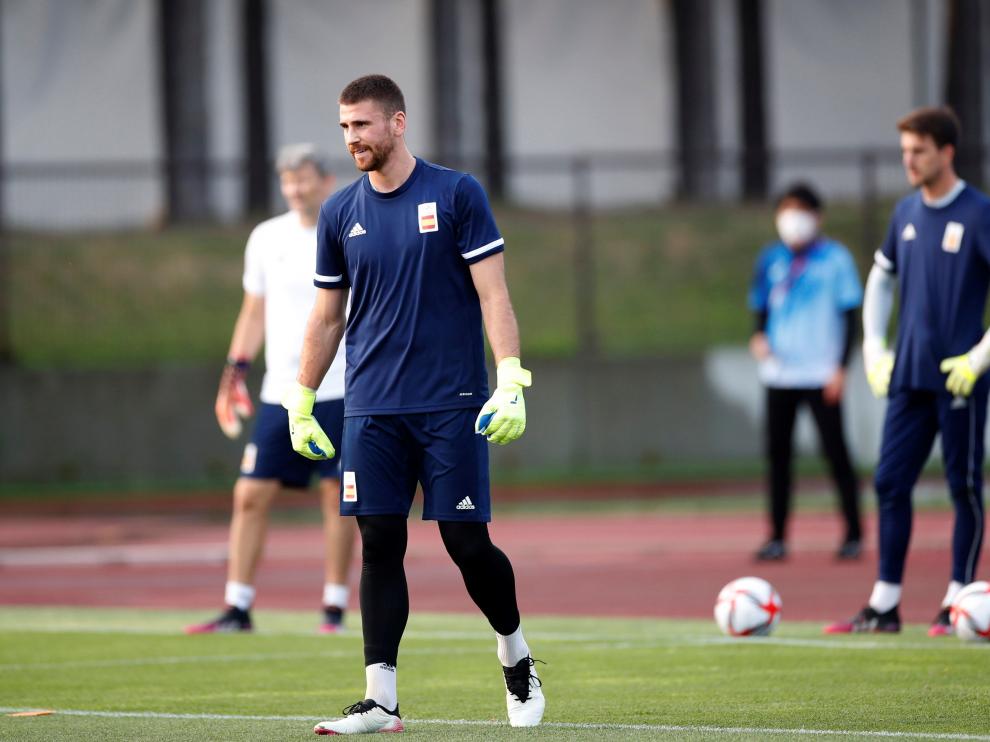 Unai Simón, guardameta de la selección olímpica de fútbol, en un entrenamiento en Sapporo