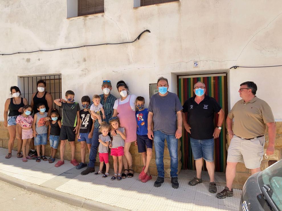 Las familias que visitaron Alacón, con responsables de Apadrina un Olivo y del Ayuntamiento.