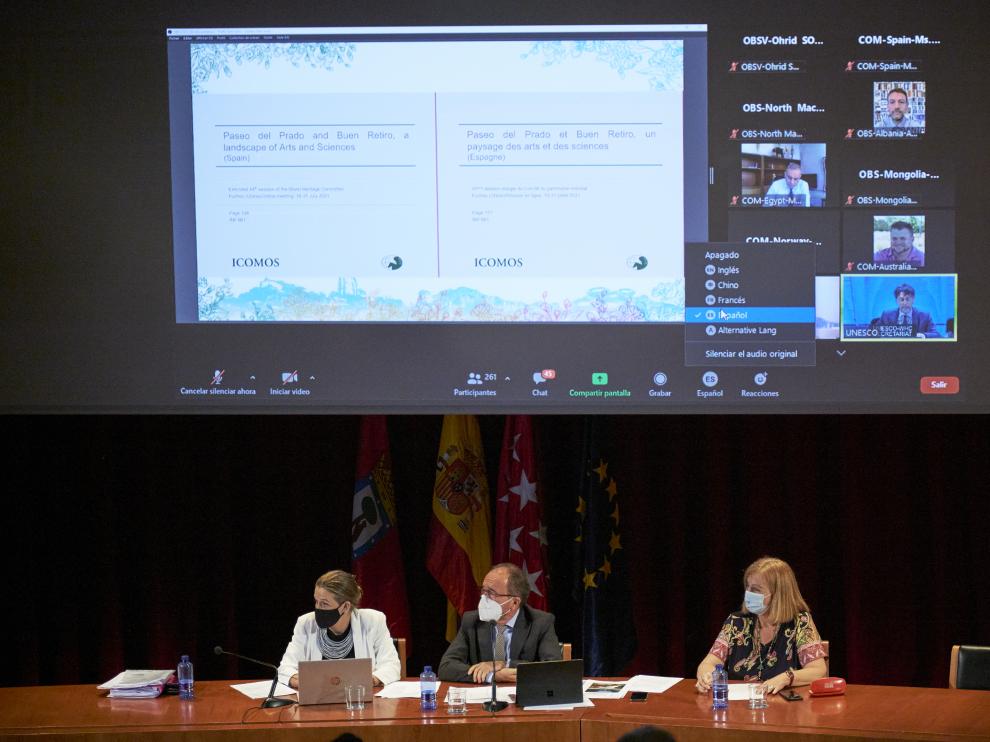 El embajador de España en la Unesco, Juan Andrés Perelló (centro), durante la retransmisión del 44º Comité de Patrimonio Mundial de la Unesco, en el Auditorio del Museo del Prado, a 23 de julio de 2021, en Madrid (España).