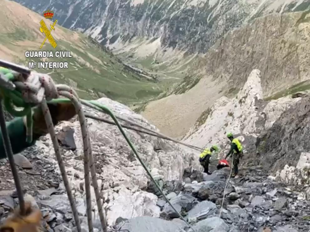 Imagen del laborioso rescate del montañero fallecido en el pico Tromouse, en Bielsa.