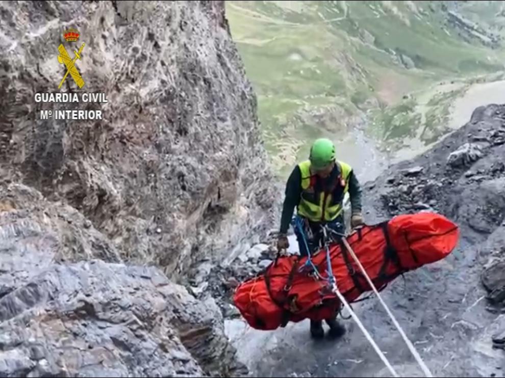 Los especialistas de la Guardia Civil tuvieron que evacuar al fallecido en camilla más de 200 metros por un terreno muy abrupto del pico Tromouse, en Bielsa.