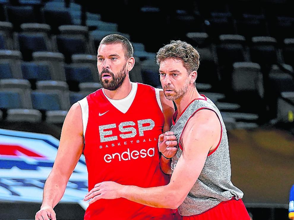Marc y Pau Gasol, en un entrenamiento de la selección
