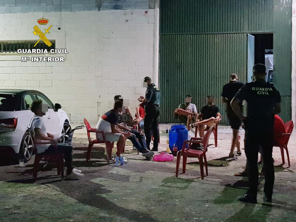 Denunciados once jóvenes en Cieza por hacer botellón e incumplir las medidas de seguridad.