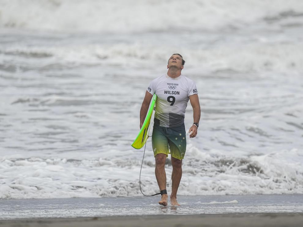 Julian Wilson, de Australia, en la tercera ronda masculina de los eventos de surf de los Juegos Olímpicos de Tokio 2020, este lunes en una playa en Ichinomiya.