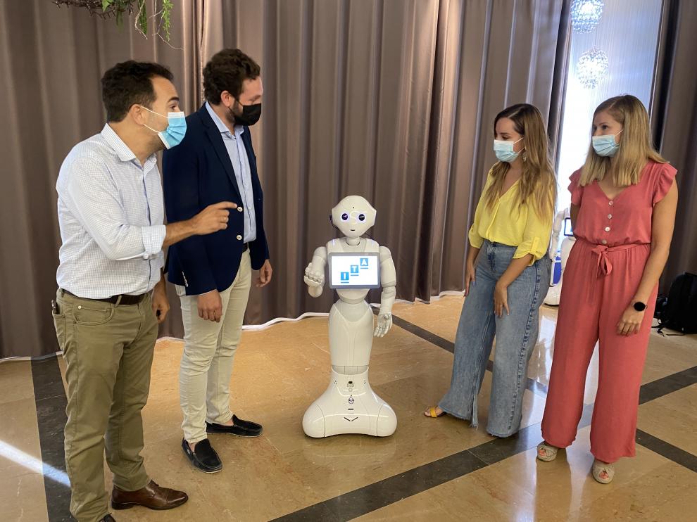 Jesús Guerrero, Isaac Claver, el robot, Maru Díaz y Eshter Borao.