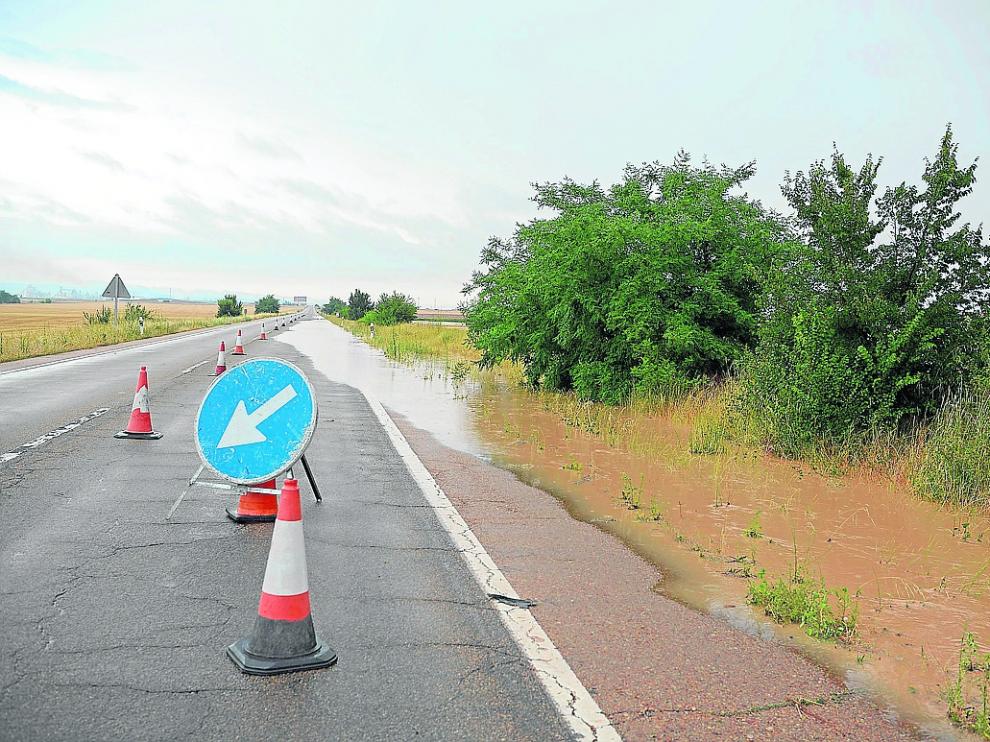 La carretera N-234, cortada entre Teruel y Cella por las inundaciones provocas por una tormenta.