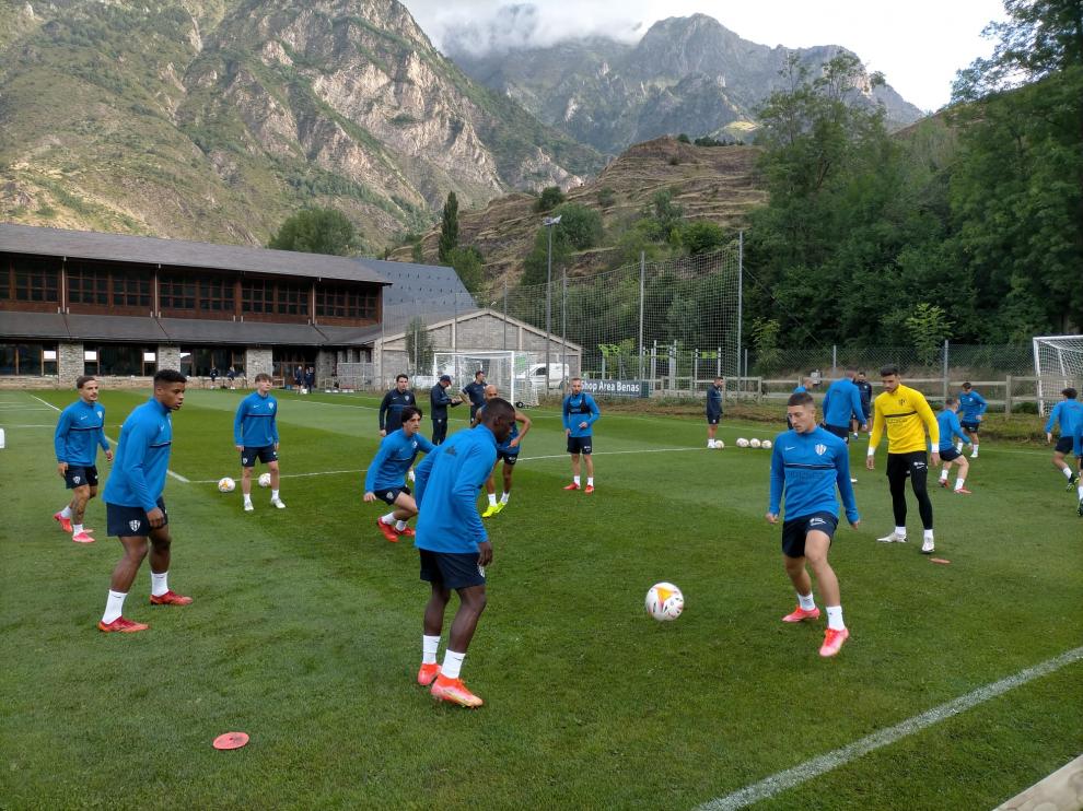 La SD Huesca ha completado en la mañana de este lunes su primer entrenamiento en Benasque.