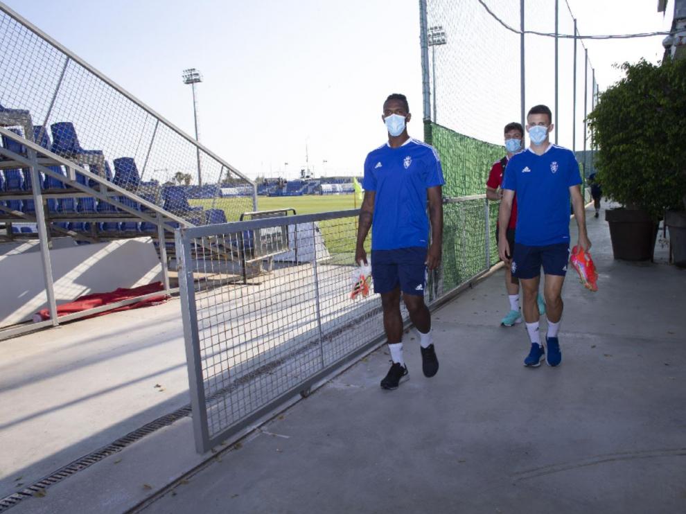 Los jugadores del Real Zaragoza, con Jair y Nieto al frente, pasan junto al campo central del Pinatar Arena.