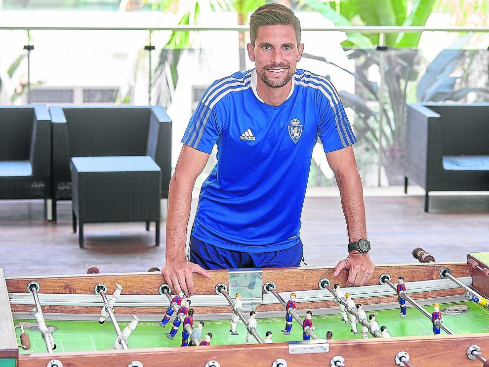 Adrián, en un futbolín de la zona de recreo del Hotel Thalasia, lugar de concentración del Real Zaragoza en San Pedro de Pinatar (Murcia).