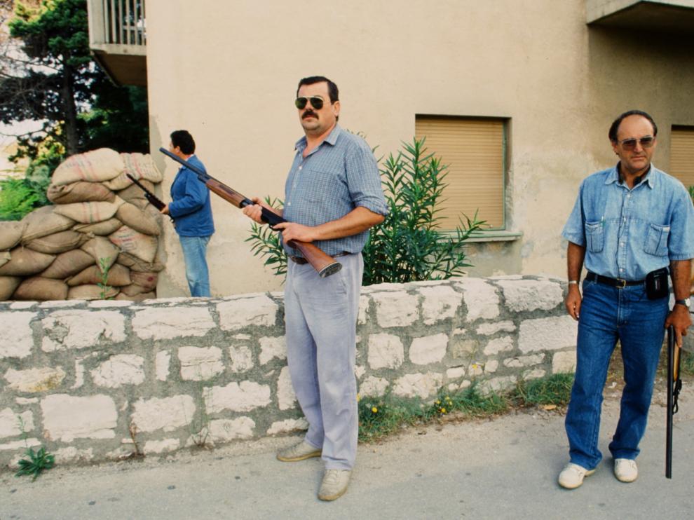 Civiles custodiando casas en una localidad costera de Croacia en otoño de 1991