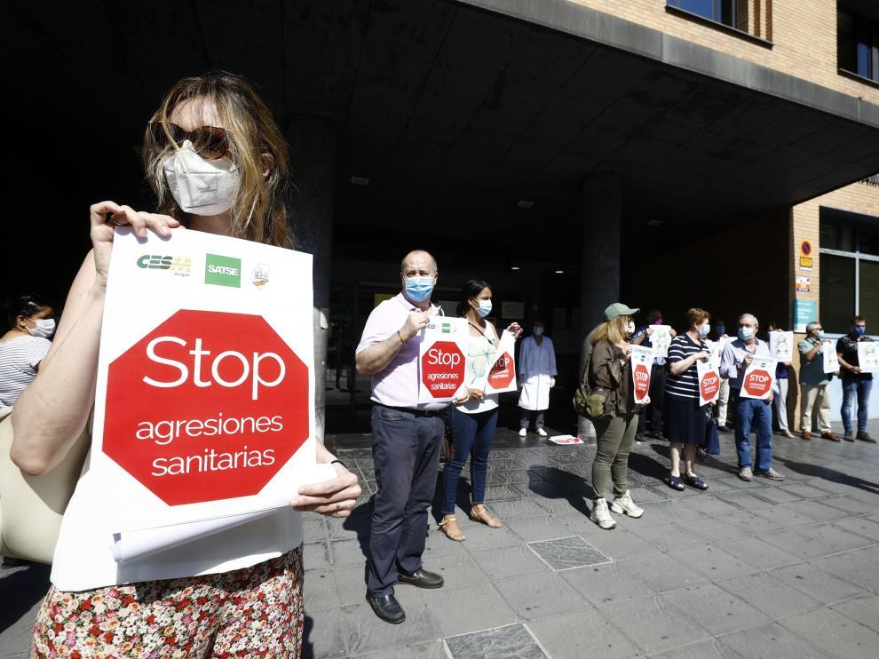 Concentración contras las agresiones sanitarias celebrada en Zaragoza en julio de 2020 después de que un joven sacara una navaja a médica en un centro de salud
