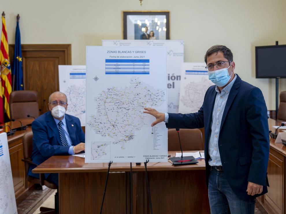 Dalmau perora con el presidente Manuel de Rando de fondo.