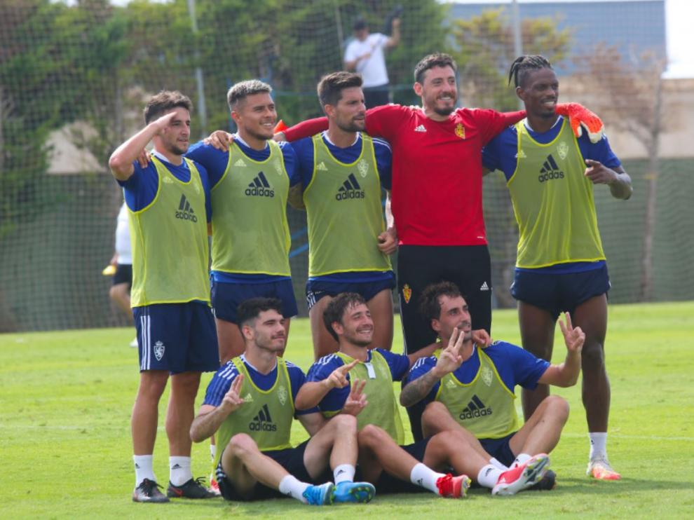 De pie: Castillo, Narváez, Adrián González, Cristian Álvarez, Jair; sentados, Puche, Ángel López y Eguaras.