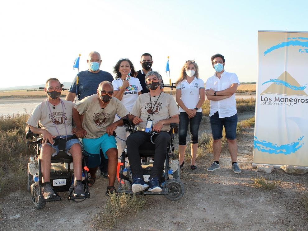 Isabel Gemio, en el centro, con Rubén Zulueta, José Ignacio Fernández y otros miembros de la iniciativa Caminus Monegros, este lunes en la laguna de Bujaraloz