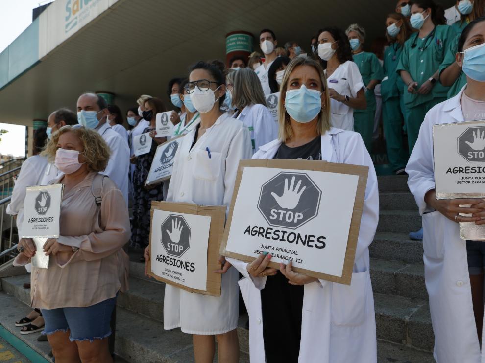 Concentración a las puertas del Hospital Clínico de Zaragoza este miércoles al mediodía.
