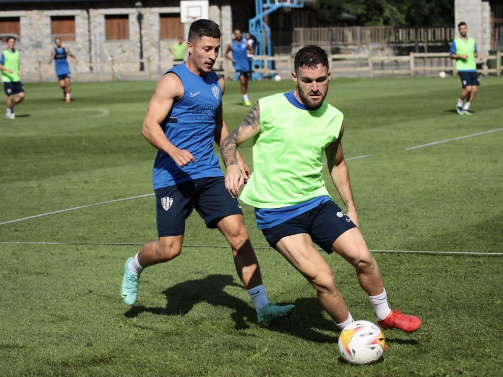 Javi Galán trata de marcharse de Enzo Lombardo durante el partido de entrenamiento de este miércoles.