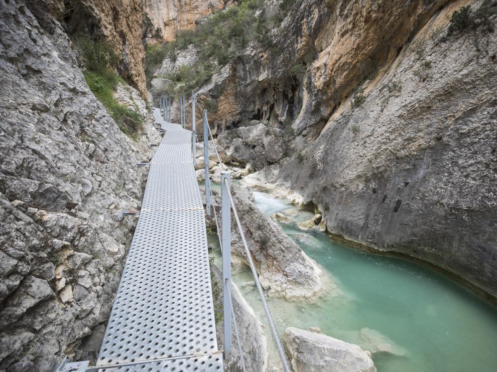 Las pasarelas que recorren el cañón del río Vero en Alquézar (Huesca).
