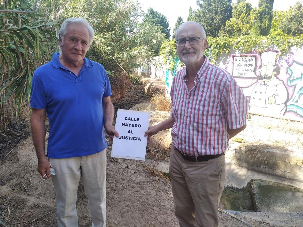 Los presidentes de las AVV Hispanidad y La Floresta, en la calle Hayedo.