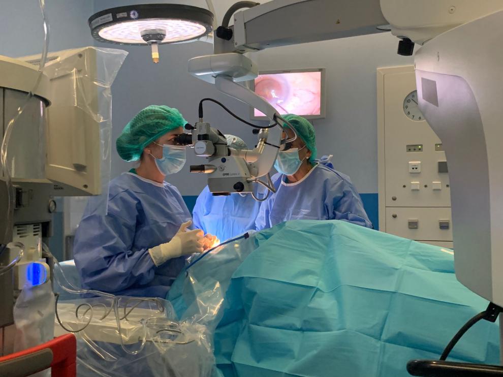 Oftalmólogas operan cataratas en el Hospital Nuestra Señora de Gracia.