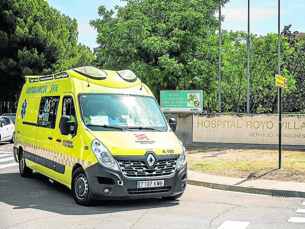 Una ambulancia, ayer por la mañana, en el acceso de Urgencias del hospital Royo Villanova.