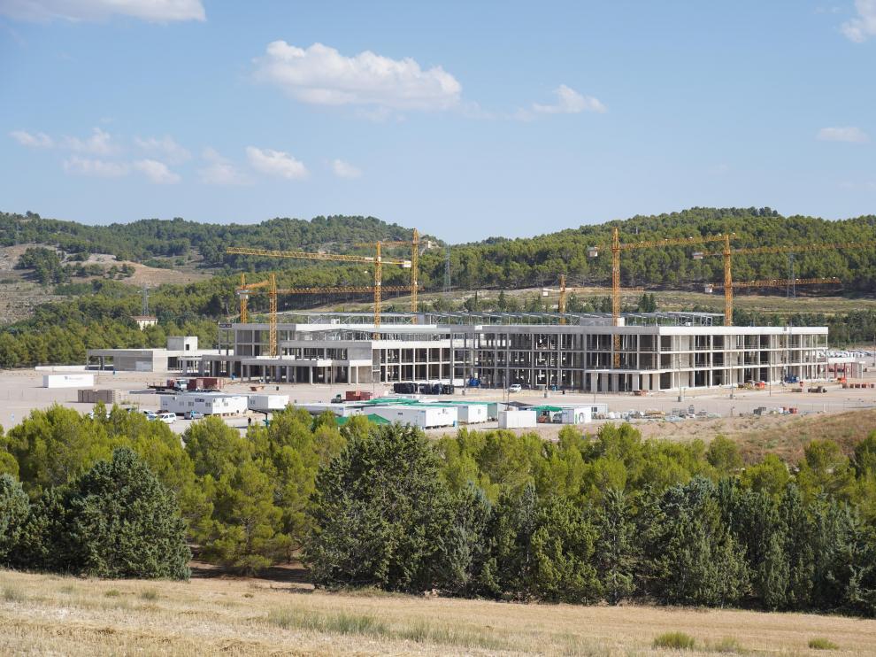Edificio del nuevo hospital de Teruel en obras.