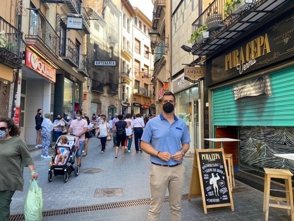 El concejal de Empresas y Autónomos, Ramón Fuertes, en una de las calles principales de la capital.