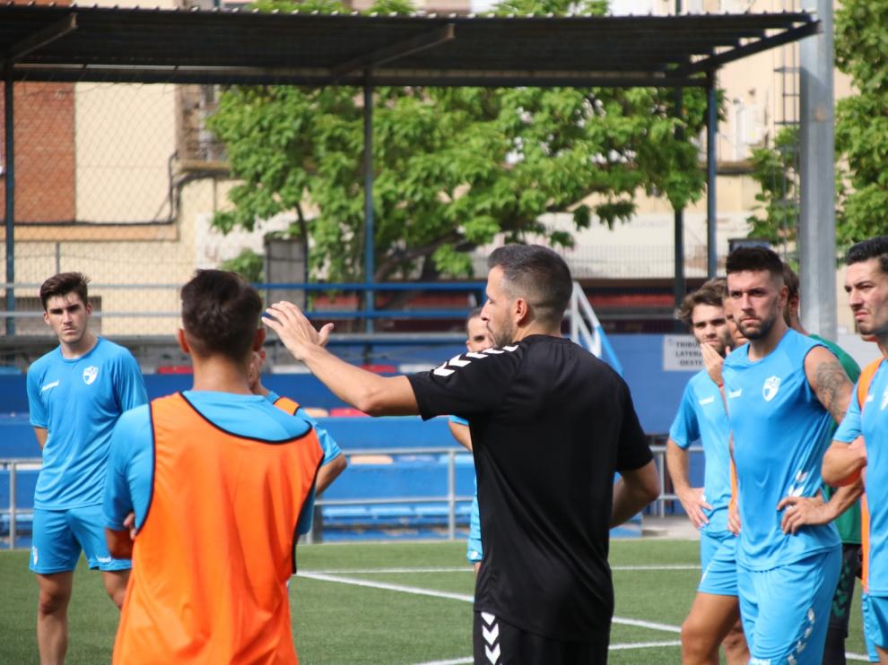 Raúl Jardiel se dirige a sus jugadores en una sesión de entrenamiento.