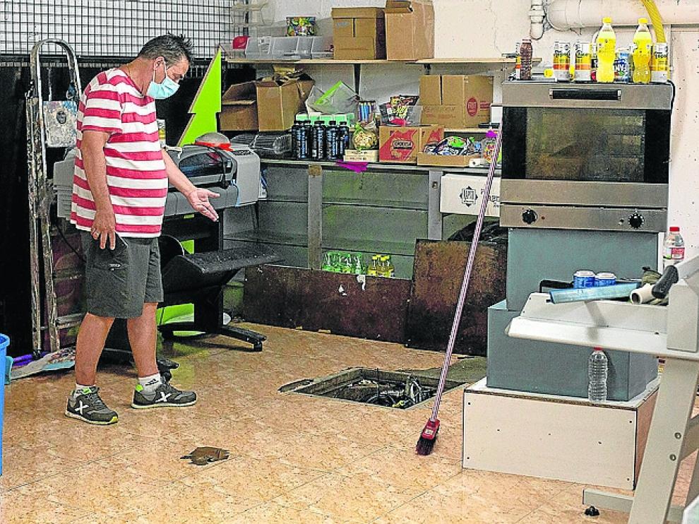Jesús Urrutia muestra el sótano que se inunda.