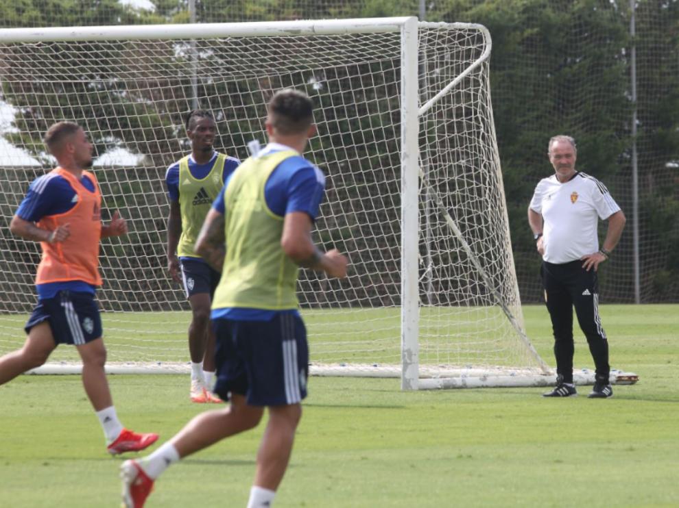 Juan Ignacio Martínez 'Jim', junto a una portería en el campo de entrenamiento del Real Zaragoza en el Pinatar Arena murciano.