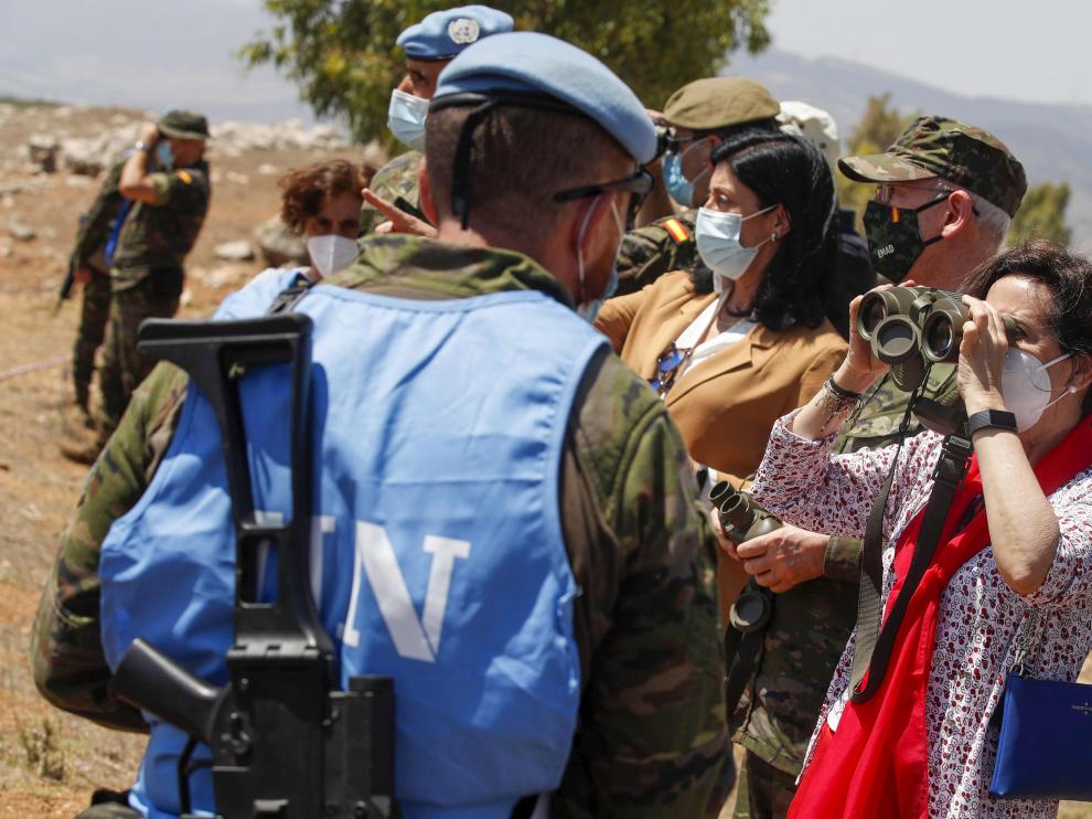 La ministra de Defensa, Margarita Robles, visita uno de los puntos de vigilancia de las tropas de la Brigada Aragon en la Línea azul de la Unifil en el Líbano.