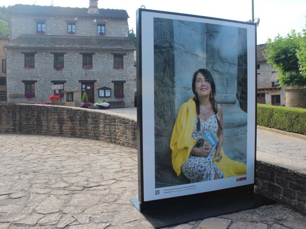 Mupi anunciando la exposición de Ouka Leele en Santa Cruz de la Serós.