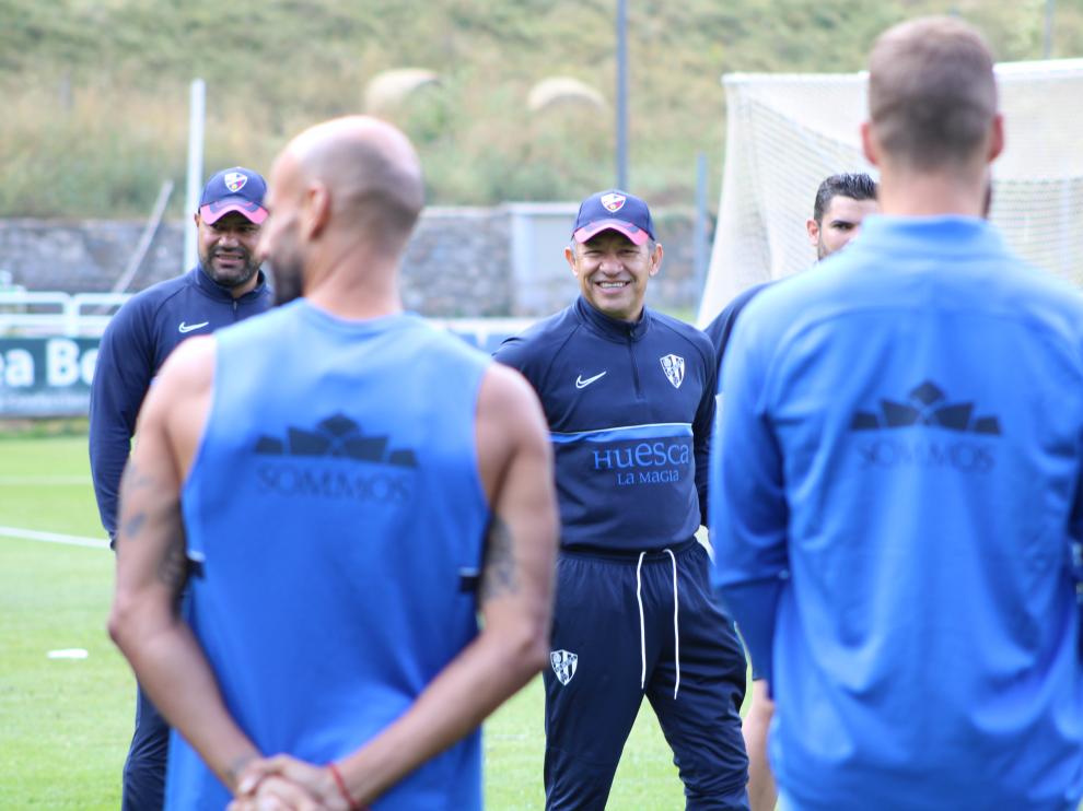 Nacho Ambriz se dirige a los jugadores, durante el último entrenamiento en Benasque.
