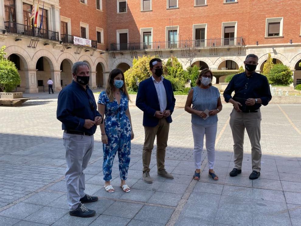 Políticos reunidos en la plaza de San Juan en Teruel.