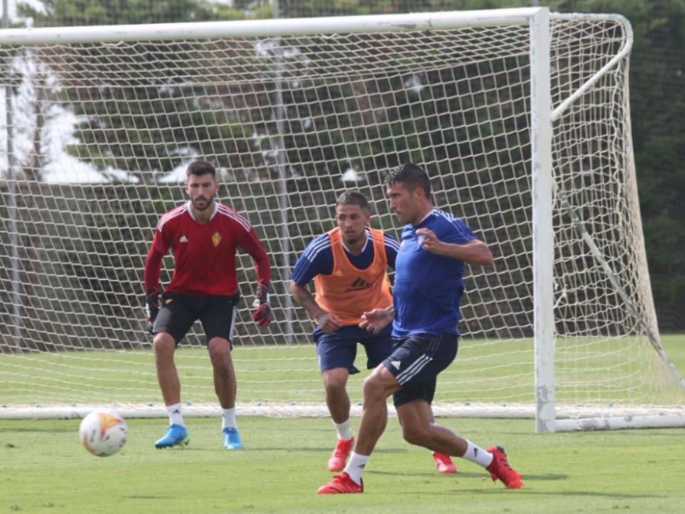 Ratón, bajo palos en un entrenamiento en San Pedro de Pinatar, atento a la jugada de Zapater ante Carbonell.