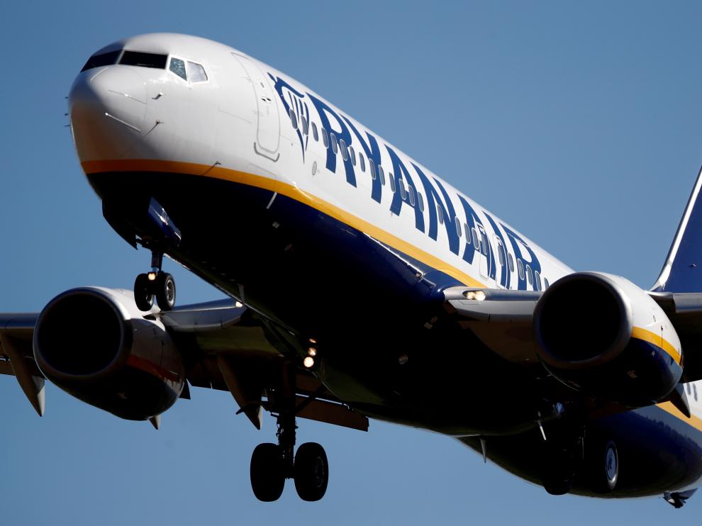 Un Boeing 737 de la compañía Ryanair en pleno vuelo.