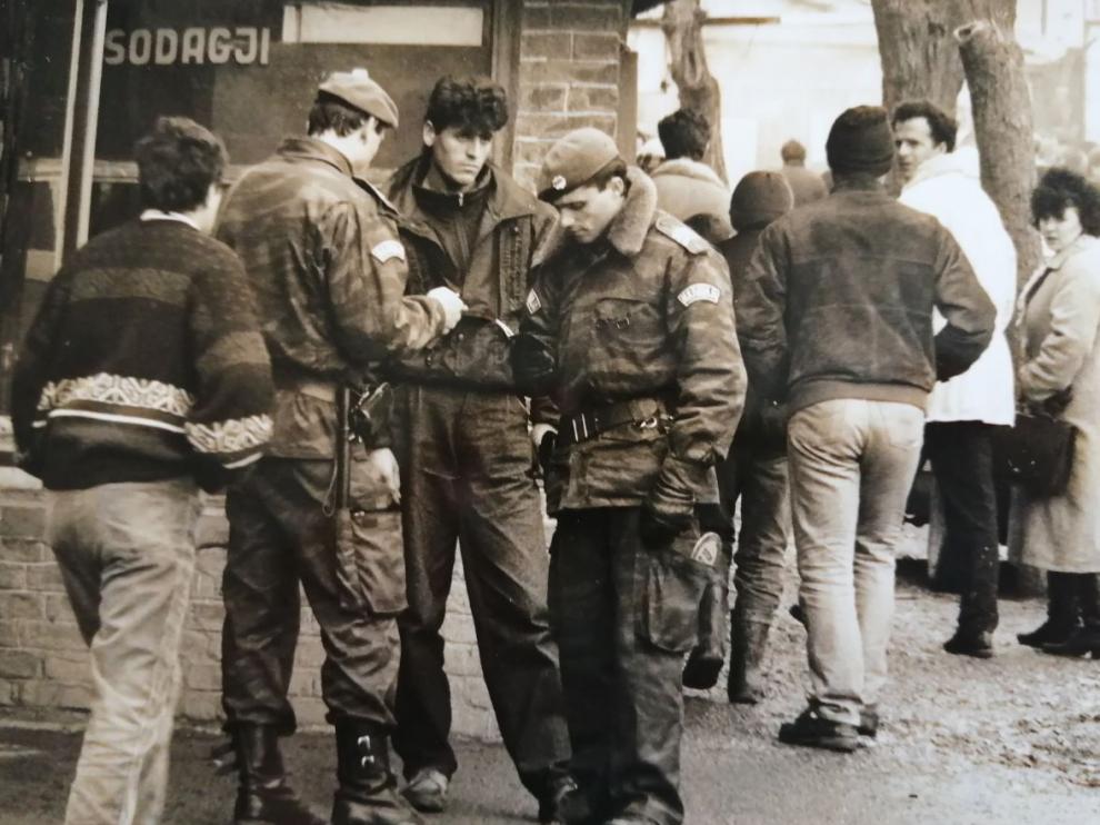 Dos policías serbios revisan la documentación de un joven albanokosovar en febrero de 1993.