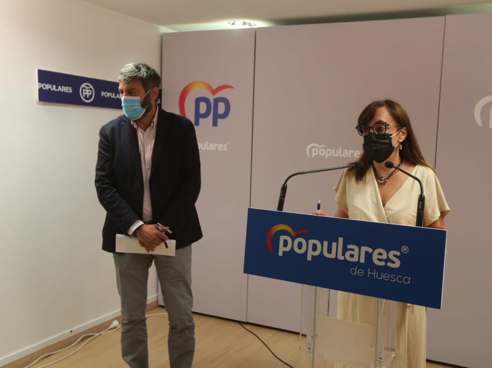 Gerardo Oliván junto a Gemma Allué en la sede del PP de Huesca.