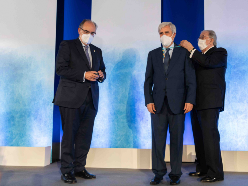 Juan José Badiola recibe la máxima distincíón de la mutua de los profesionales sanitarios AMA.