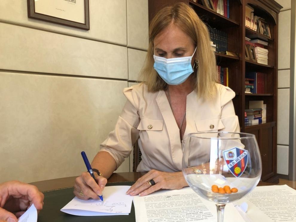 La notaria Isabel Rufas de Benito, durante el sorteo de las plazas para nuevas altas.