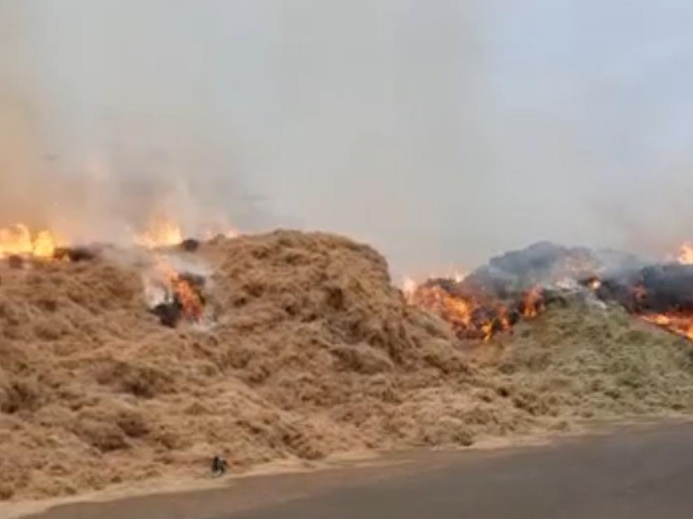 Incendio en una pajera de la carretera de Barcelona, pasado Santa Isabel.
