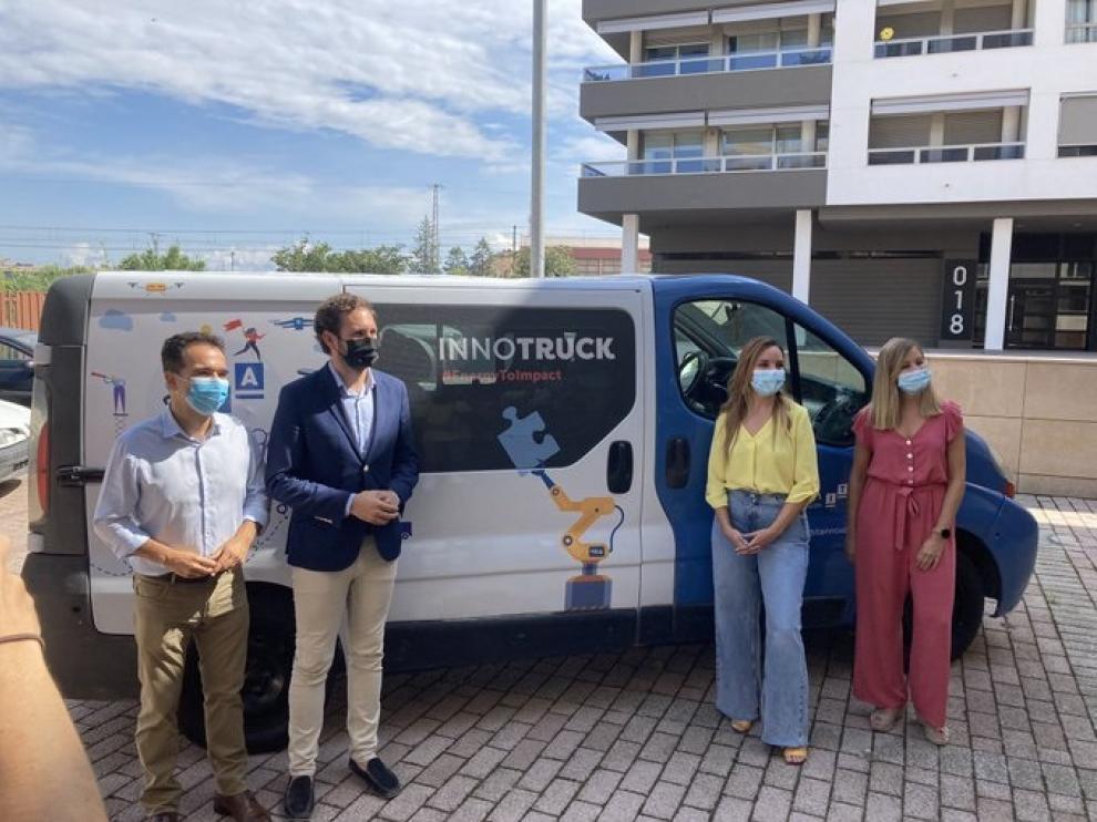 El Instituto Tecnológico de Aragón (Itainnova) inició su ‘Innoruta’ en Monzón, donde ejerció de anfitrión el alcalde de la localidad, Isaac Claver (segundo por la izquierda, con chaqueta). En la foto, con Jesús Guerrero, la consejera de Ciencia, Maru Díaz, y la directora de Itainnova, Esther Borao.