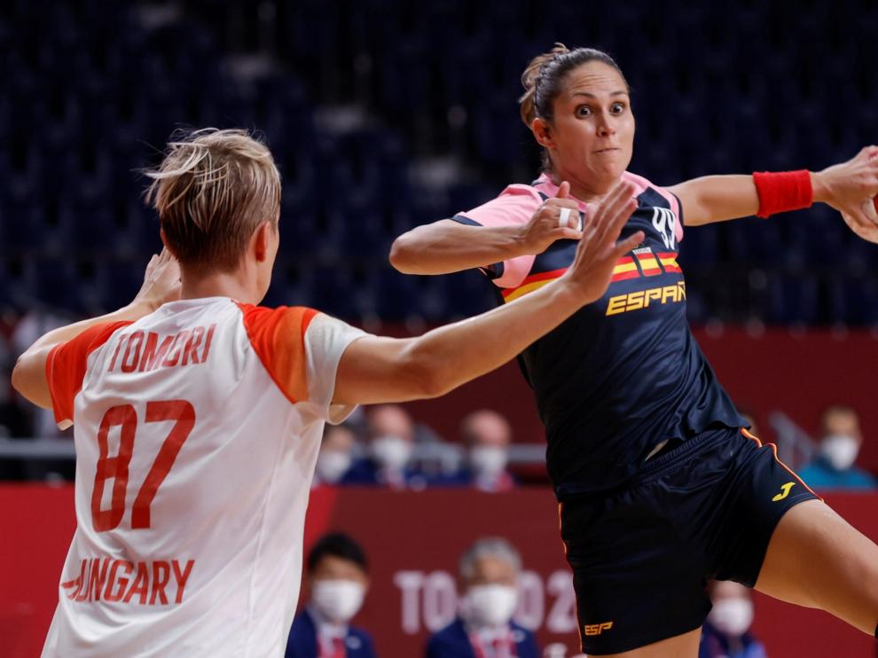 La española Mireya González trata de lanzar el balón ante la húngara Zsuzsanna Tomori