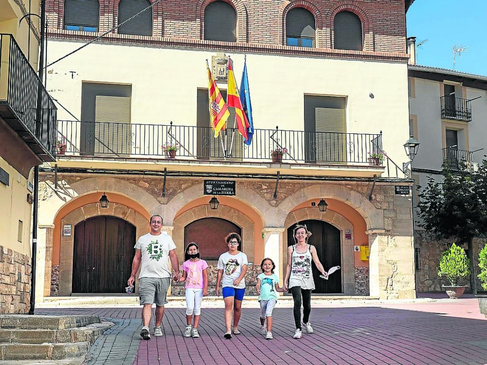 La familia asentada en Camarena, que asegura la continuidad de la escuela y del horno.