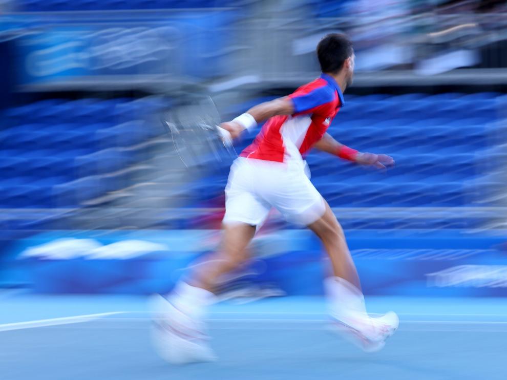 Novak Djokovic, en el momento del lanzamiento de raqueta.