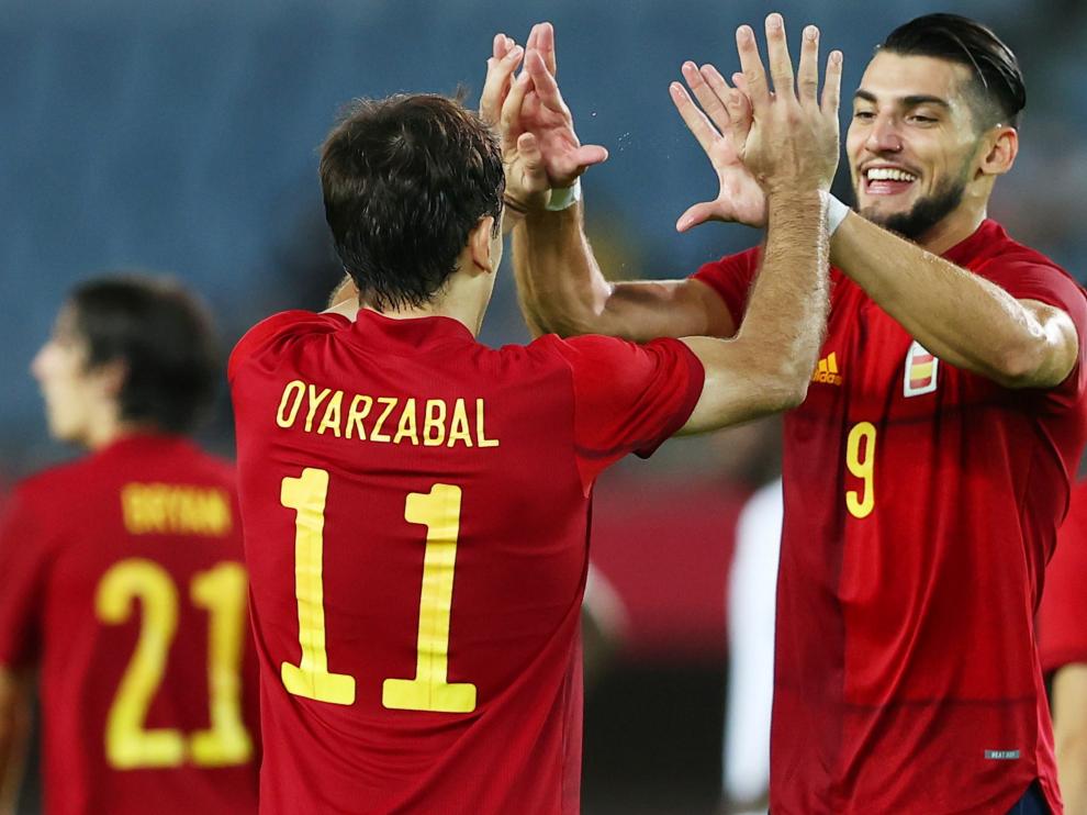 Rafa Mir celebra un gol con Oyarzabal.
