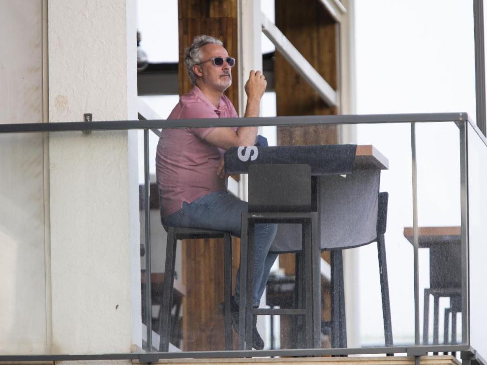 Miguel Torrecilla, director deportivo del Real Zaragoza, el viernes por la tarde en la terraza del Pinatar Arena, viendo en directo el partido frente al Atromitos Atenas de Grecia.