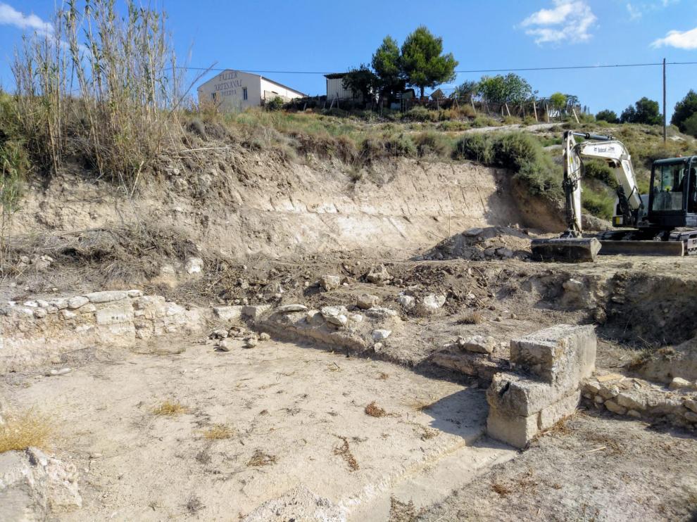 Trabajos de limpieza previos a la excavación arqueológica que se inicia hoy en el yacimiento de Bursau, Borja.