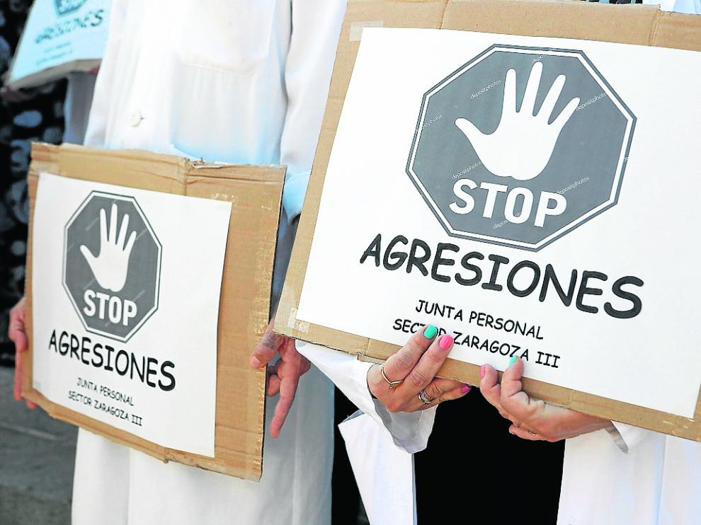 Carteles contra las agresiones que llevaban los sanitarios que se concentraron en el Clínico.