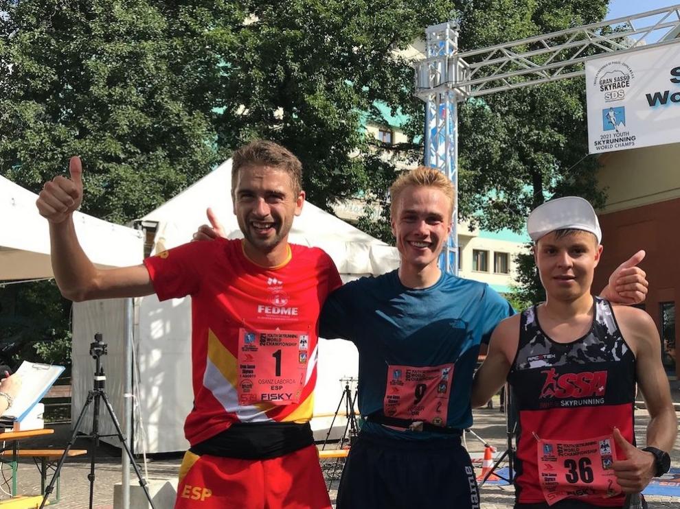 Daniel Osanz, junto a sus compañeros de podio en el Mundial sub 23 de skyrunning.